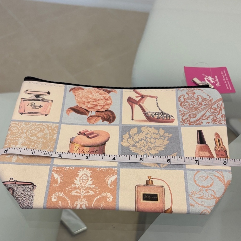 Chic Designer Print Cosmetic Bag - Picture 4 of 5